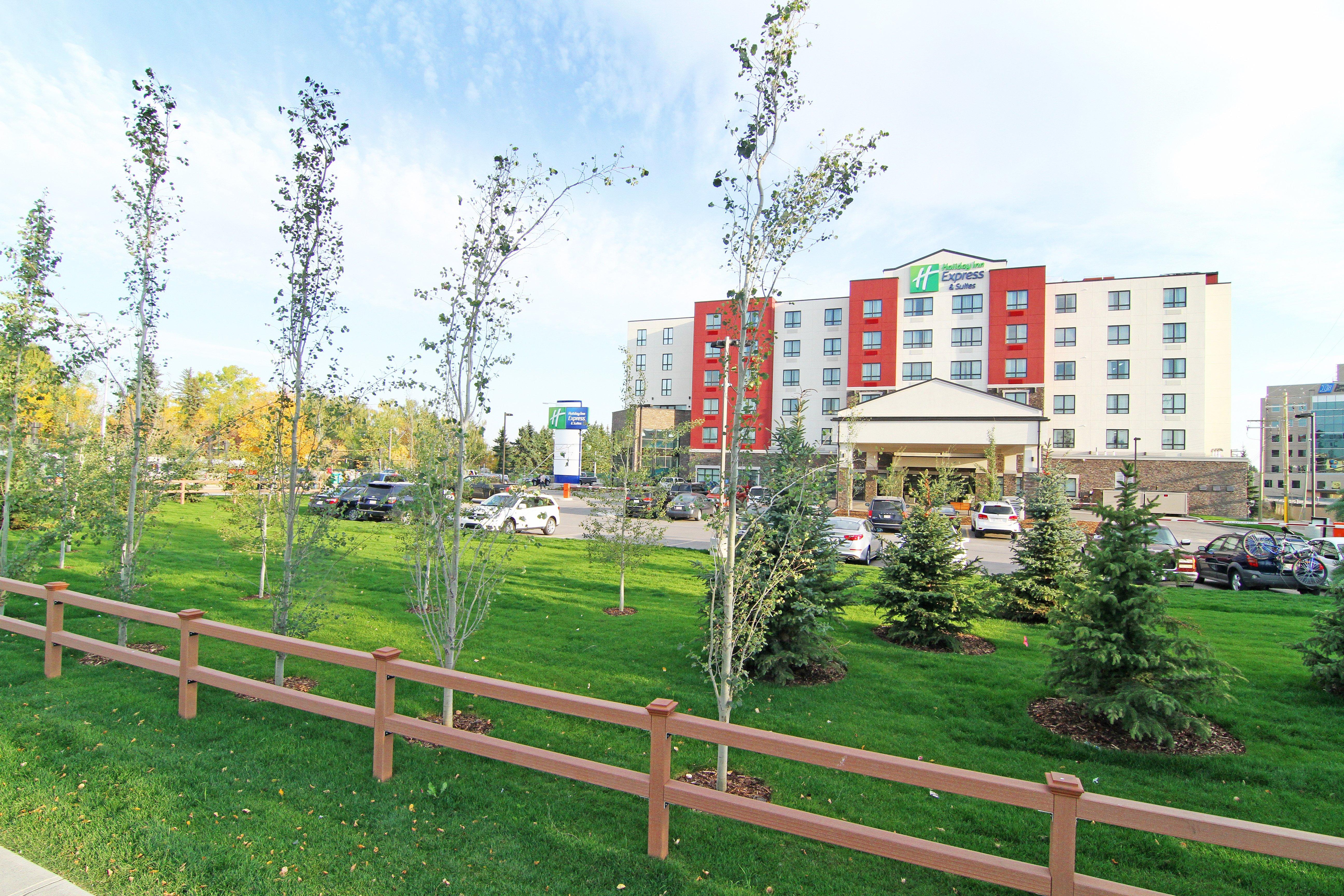 Holiday Inn Express And Suites Calgary University By Ihg Exterior foto